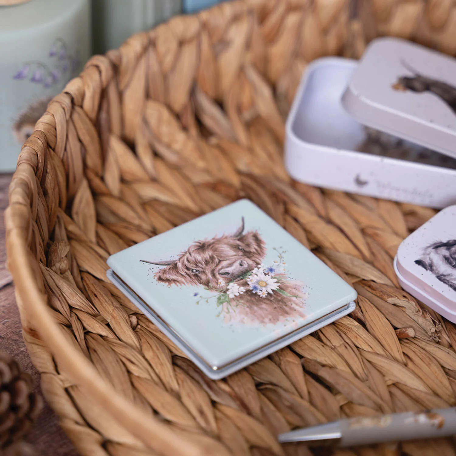 Wrendale Designs by Hannah Dale Compact Mirror - Daisy Coo - Highland Cow - Image 4