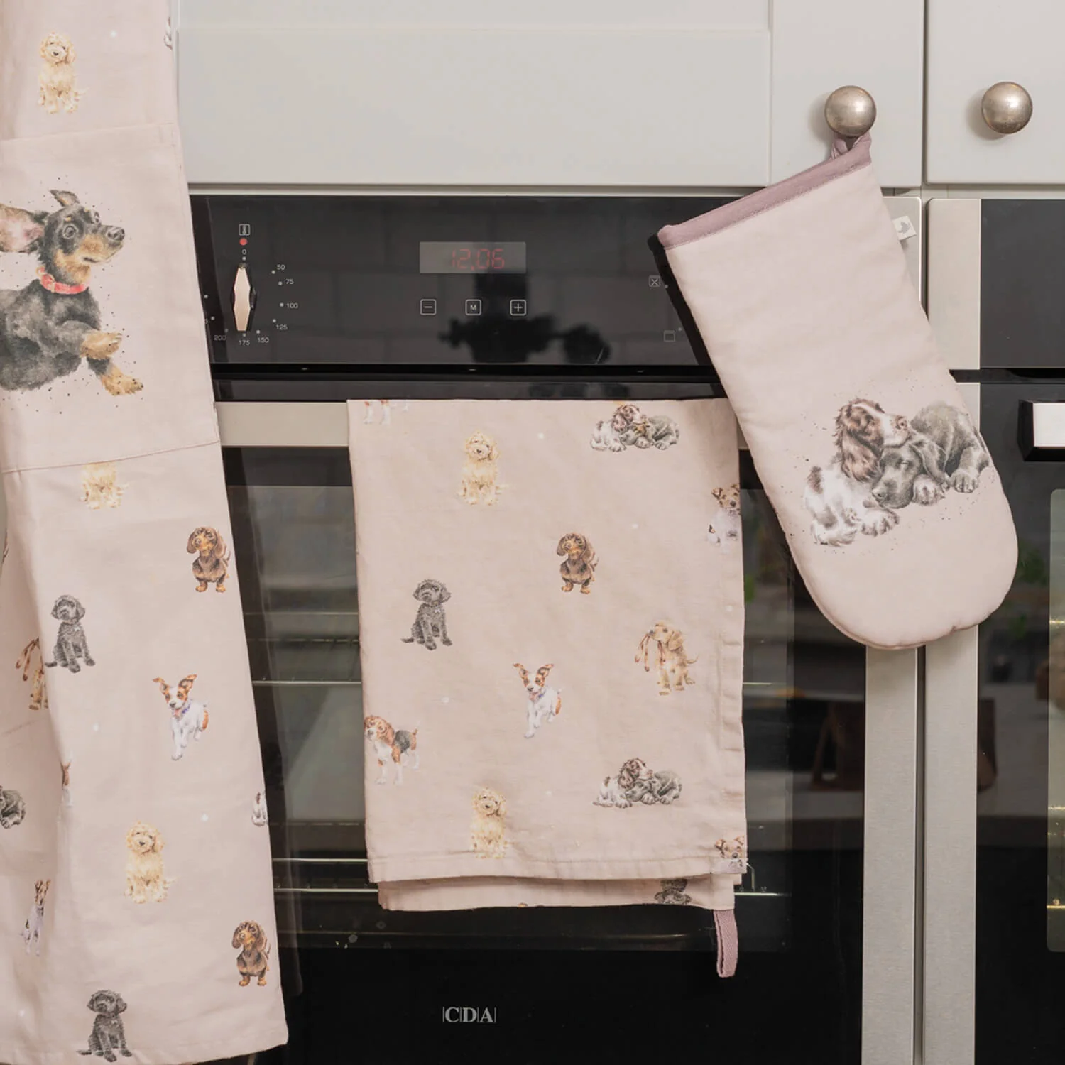 Wrendale Designs by Hannah Dale Single Oven Glove - A Dog's Life - Image 4