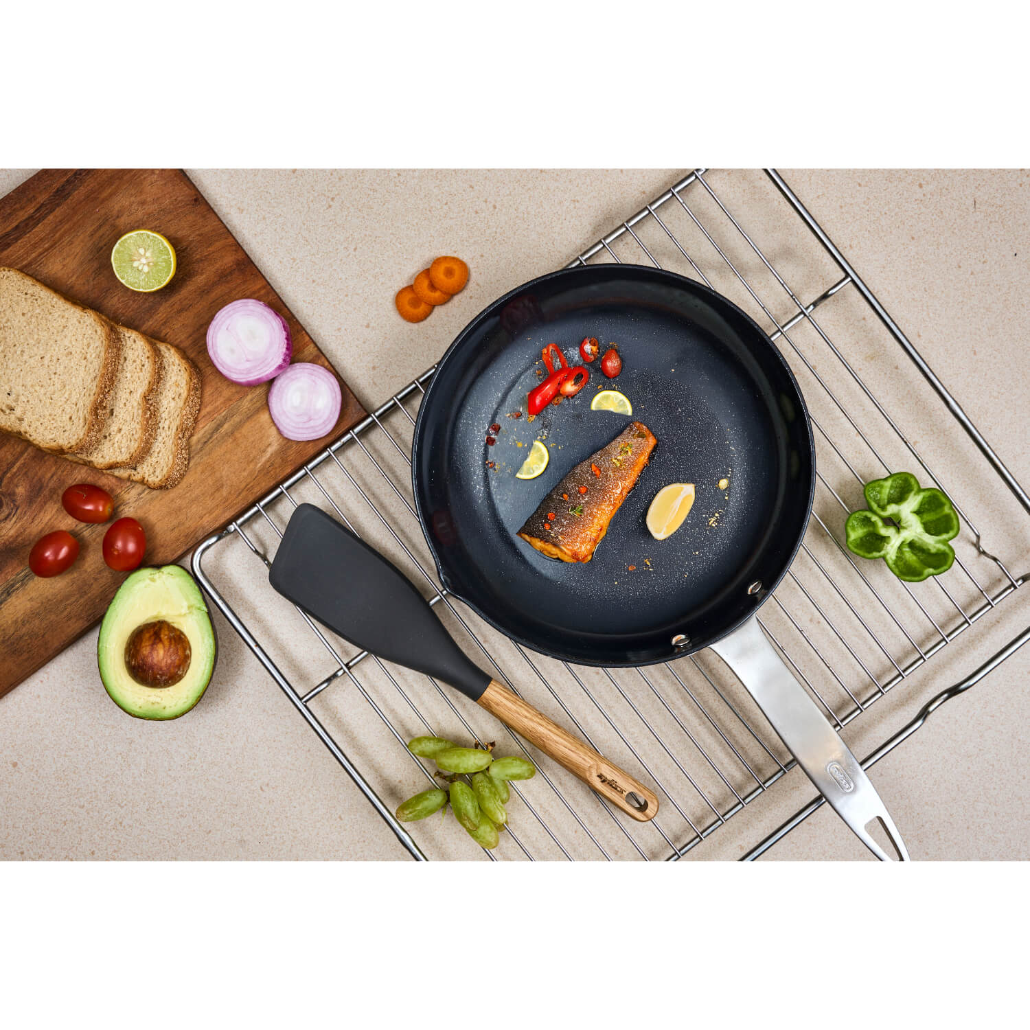 Zyliss Oak Wood Easy Lift Turner - Image 9
